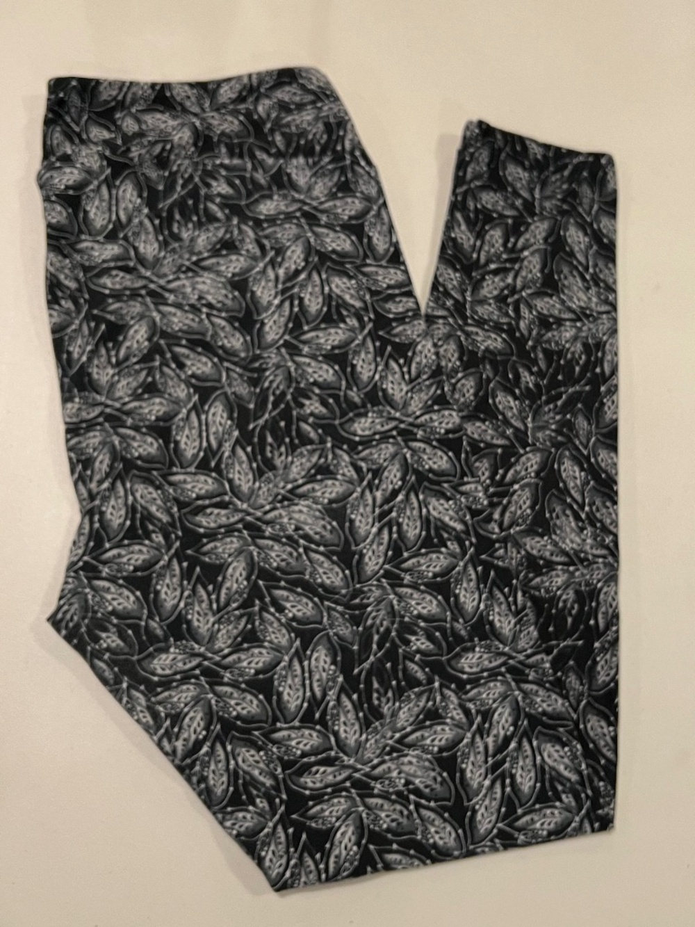 LuLaRoe TC Leggings - EUC - black and gray leaf pattern